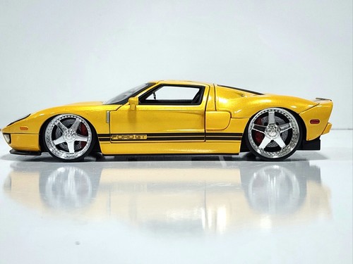 Jada 1:24 Scale Diecast 2005 Ford GT, Yellow #90225 - Picture 4 of 16