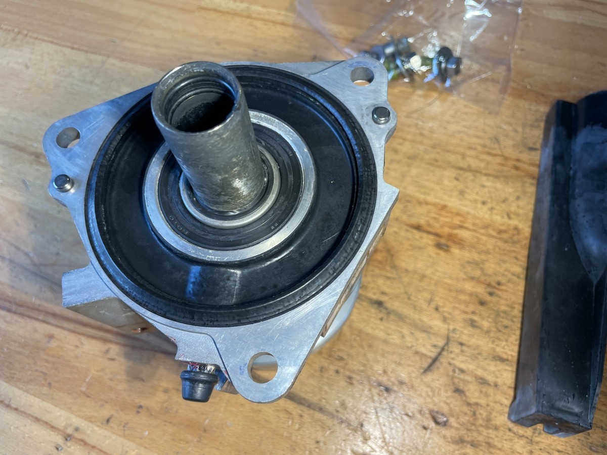 2016 Yamaha VX Deluxe 1050 OEM Mid Shaft Midshaft Bearing 61X