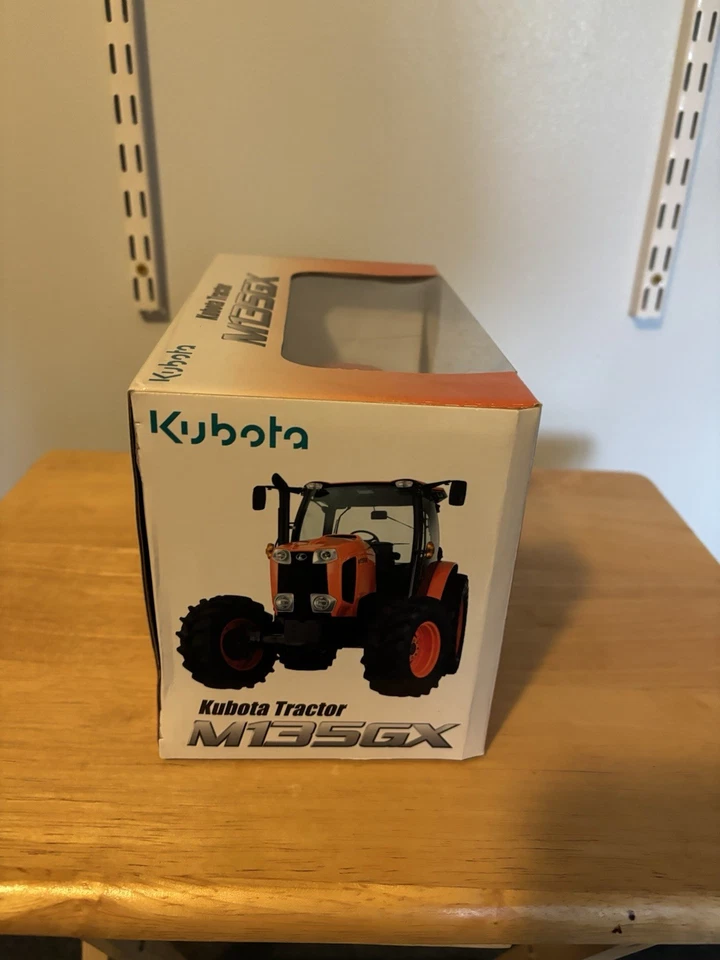 Trator Kubota M135GX fundido escala 1:32 - Novo na caixa - Imagem 3 de 4