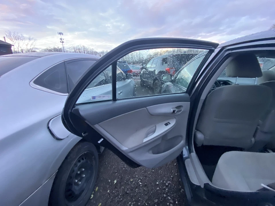 Used Rear Left Door Assembly Rear Side fits: 2010 Toyota Corolla L. electric win Foto 4 de 4