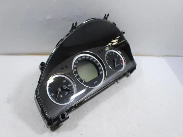 Mercedes-Benz C200 2009 grupos de instrumentos A2049003100 Foto 2 de 4