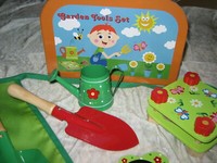 7 Tlg. Kinder Gartenset, GießKanne, SchüRze, Schaufel, Harke, Blumenpresse Etc.