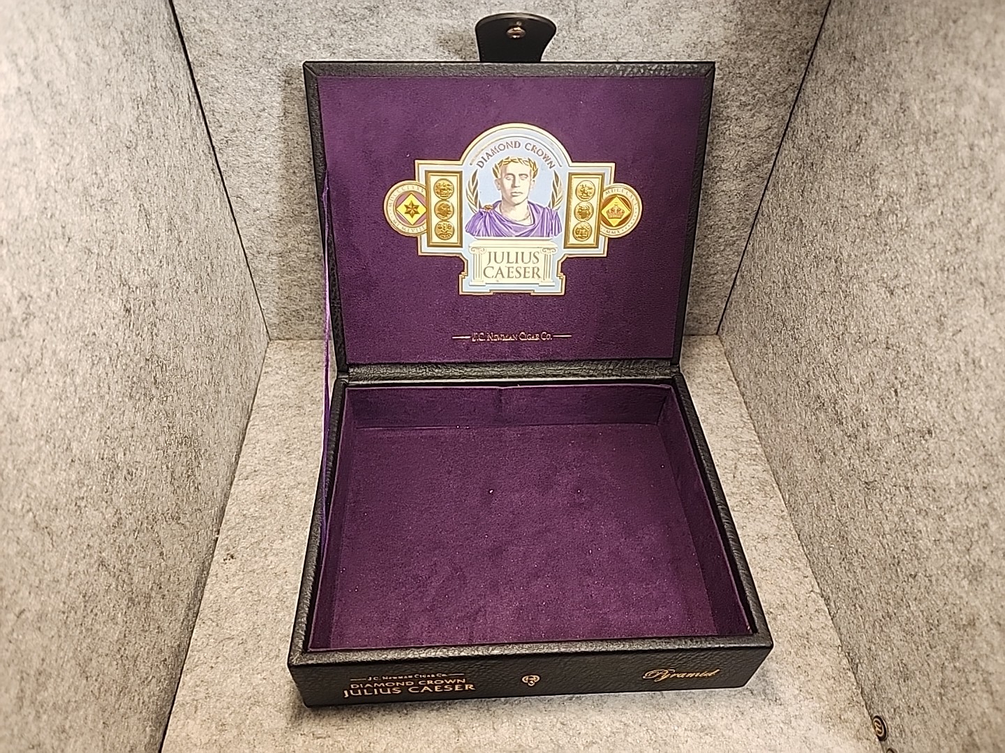 Julius Caeser Diamond Crown Pyramid Leather Cigar Box (Can Be A Travel Case)