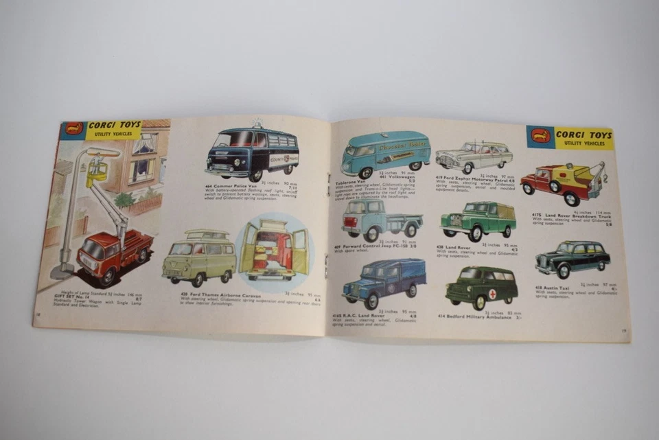 B93 CATALOGO FOLDER VOLANTINO CORGI TOYS 1963 1964 BLUE BLAZER & CAP ECC. COND. - Immagine 2 di 4