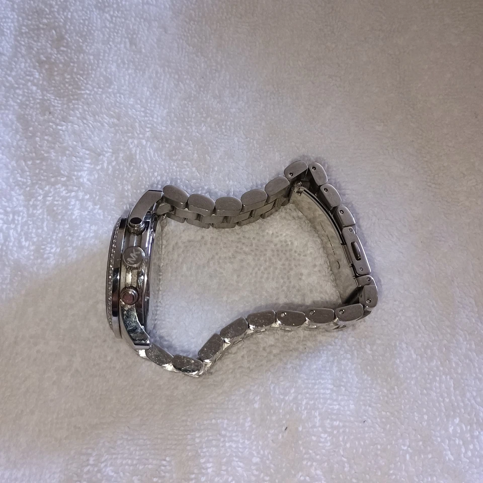 Reloj de cuarzo Michael Kors Runway MK5825 para mujer con esfera analógica de acero inoxidable JNA840 Foto 2 de 4