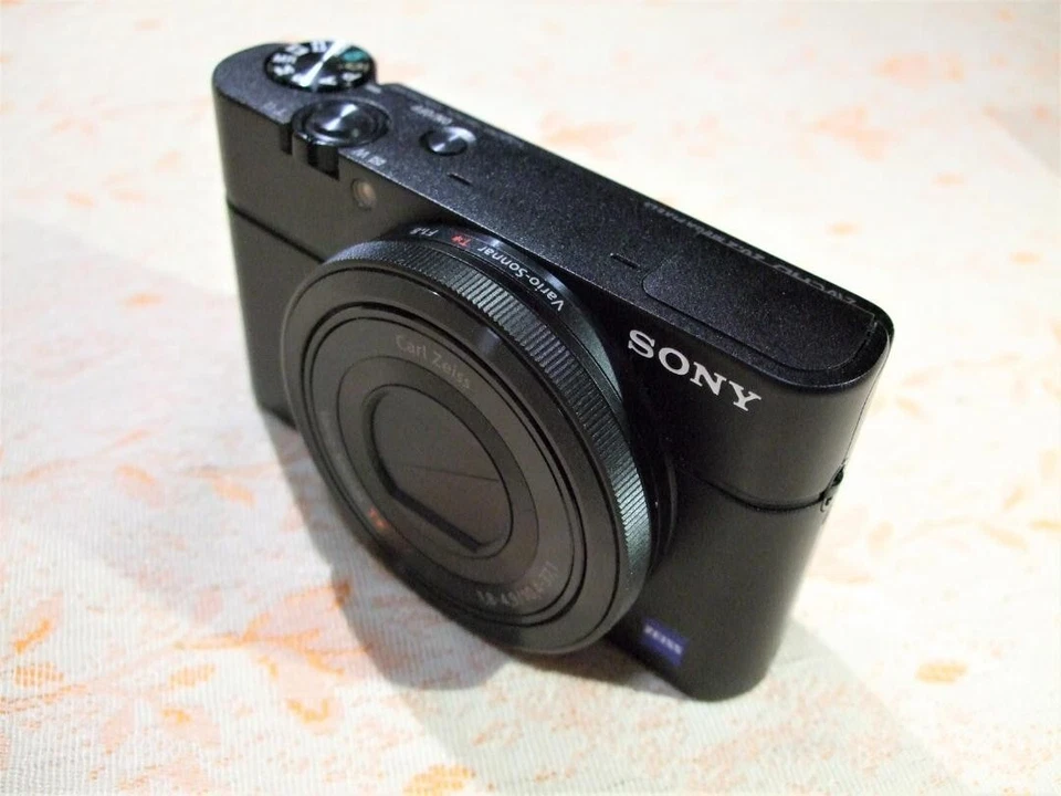 Appareil photo numérique compact Sony Cyber-Shot DSC-RX100 20,2 mégapixels ja... - Photo 2/4