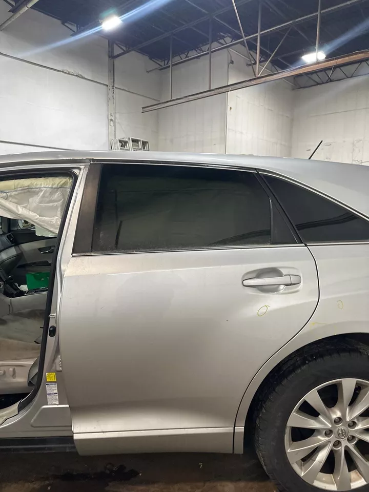 Used Rear Left Door Assembly Rear Side fits: 2014 Toyota Venza L. w/privacy tint Foto 3 de 4