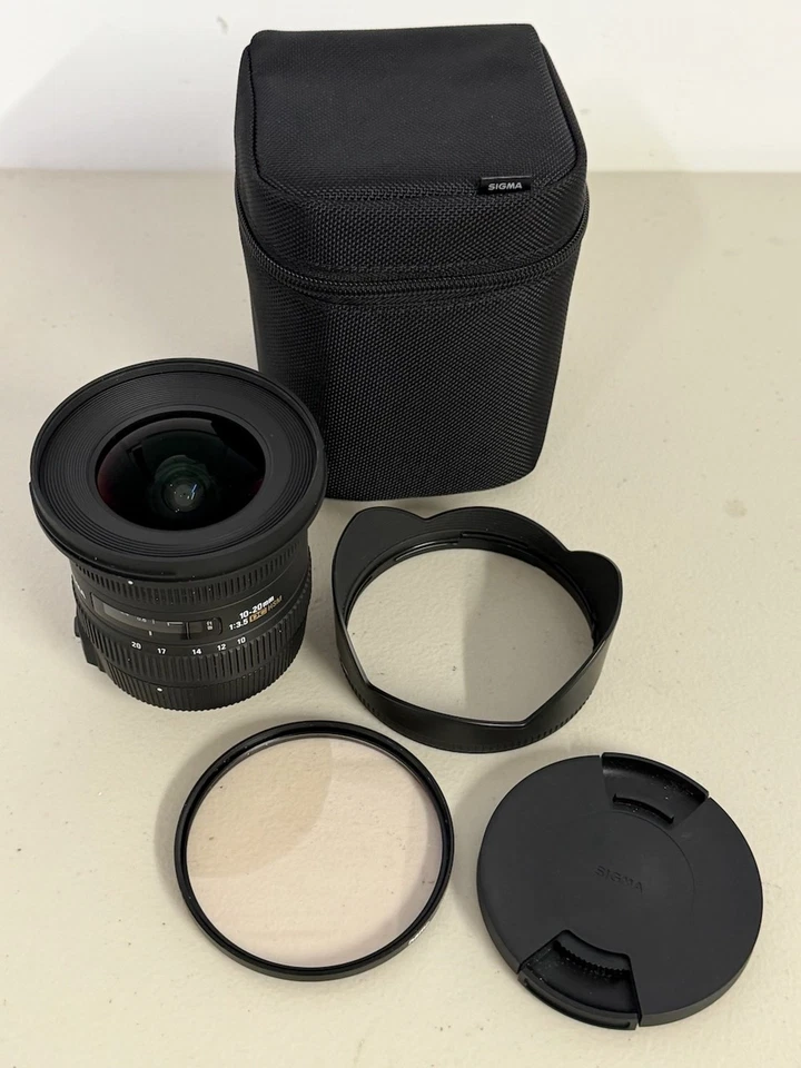Sigma 10-20mm f/3.5 EX DC HSM Wide Angle Zoom Lens with Accessories - Image 4 of 4