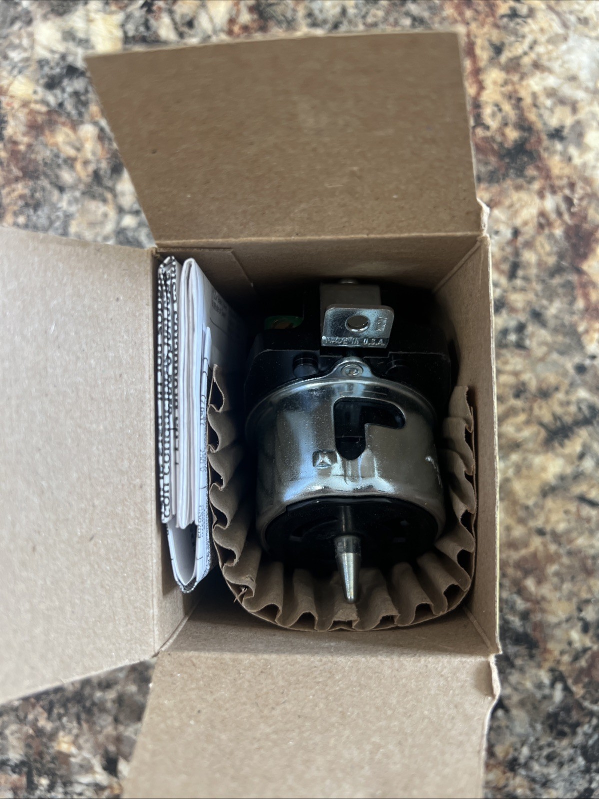 HUBBELL CS8269 50A 250V 2P 3W LOCKING RECEPTACLE UL TWISTLOCK NEW OLD STOCK