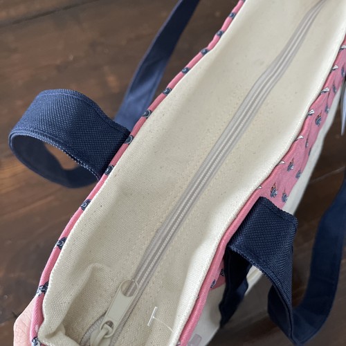 Vineyard Vines Classic Tote Bag Pink With Hand Holding Torch Canvas Zip Close - Picture 9 of 9