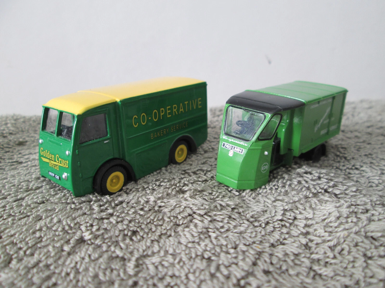 TWO COOP BAKERY VANS (CLASSIX OXFORD) GREEN LIVERY OO SCALE