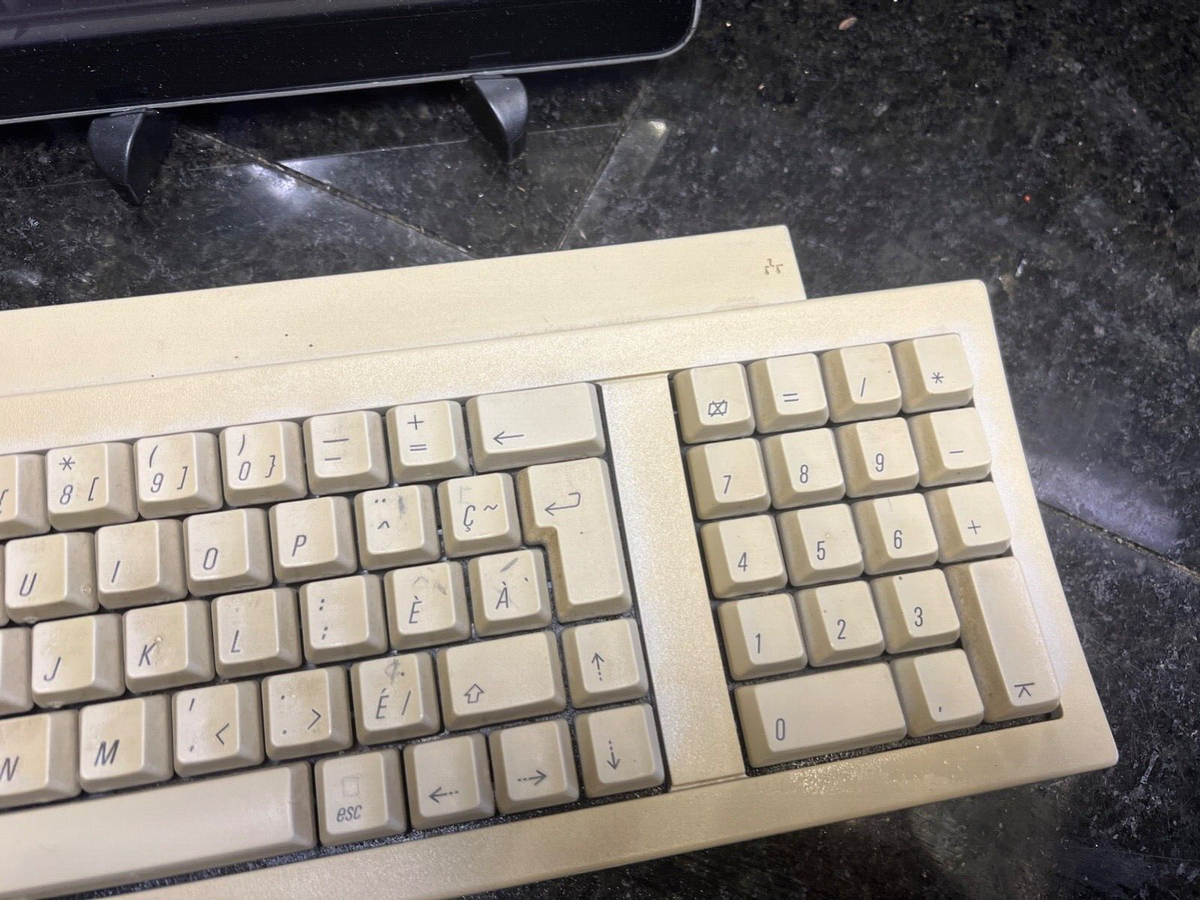 VINTAGE APPLE KEYBOARD II MODEL M0487 FRENCH - UNTESTED - NO ADB