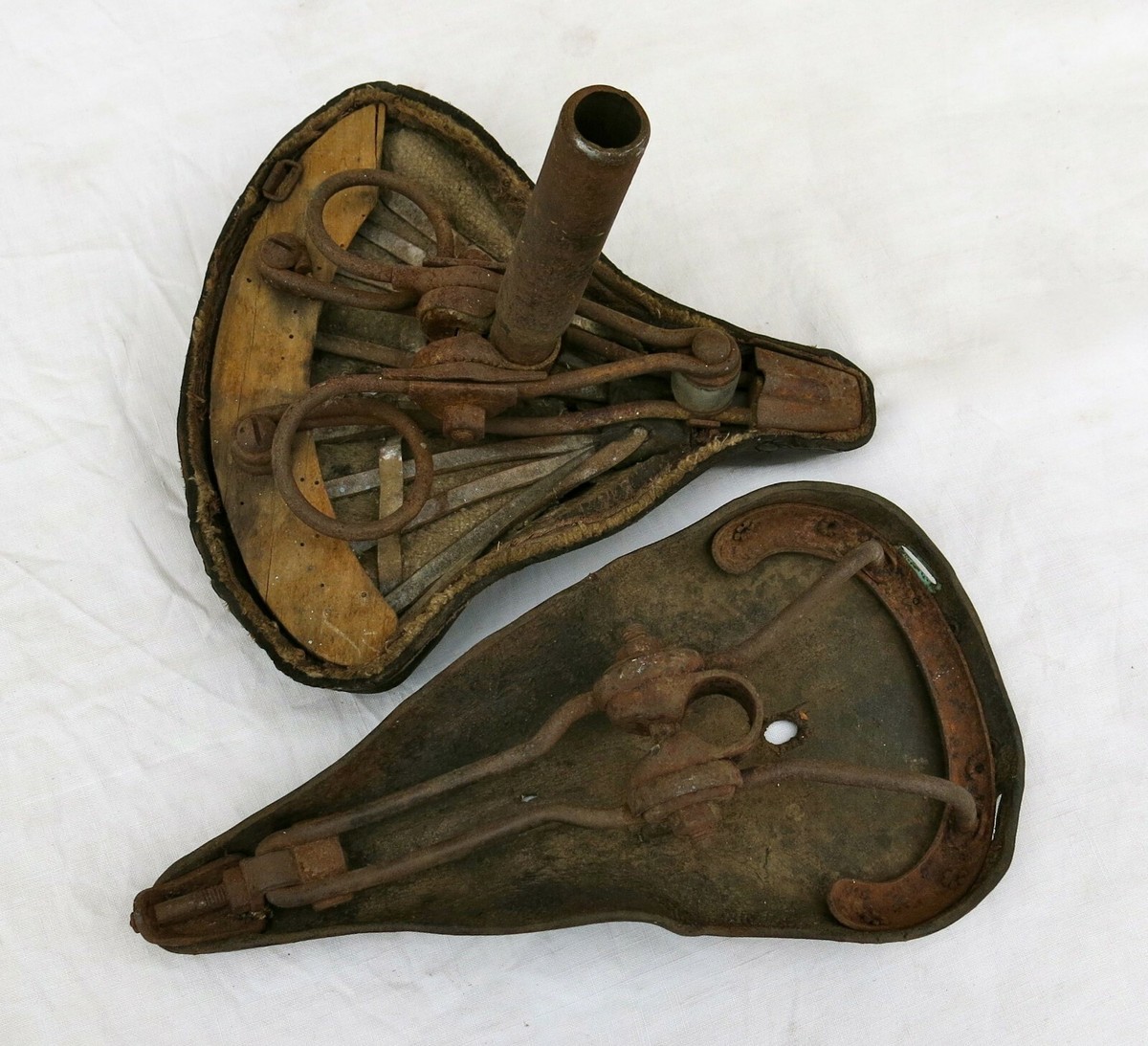 LOT VÉLO ANCIEN, 2 selles, 2 trousses sacoches outils, 1