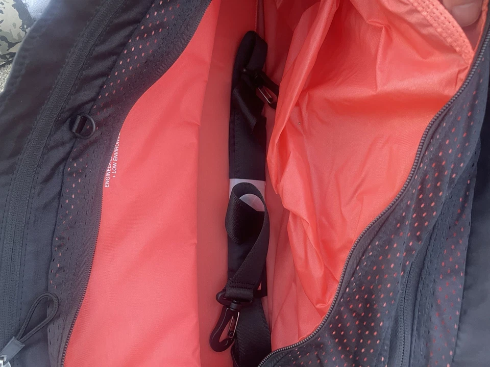 Nike Women’s Marathon 2010 Duffle Bag Carry Bag With Strap Rare - Image 4 of 4