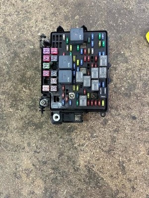 2003-2005 Chevy Silverado 1500 Engine Fuse Box Assembly OEM