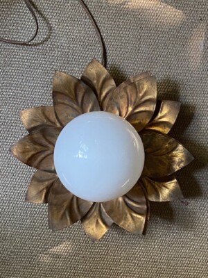 Eine Tischlampe aus Milchglas und vergoldetem Blatt im Hans Koegl Stil