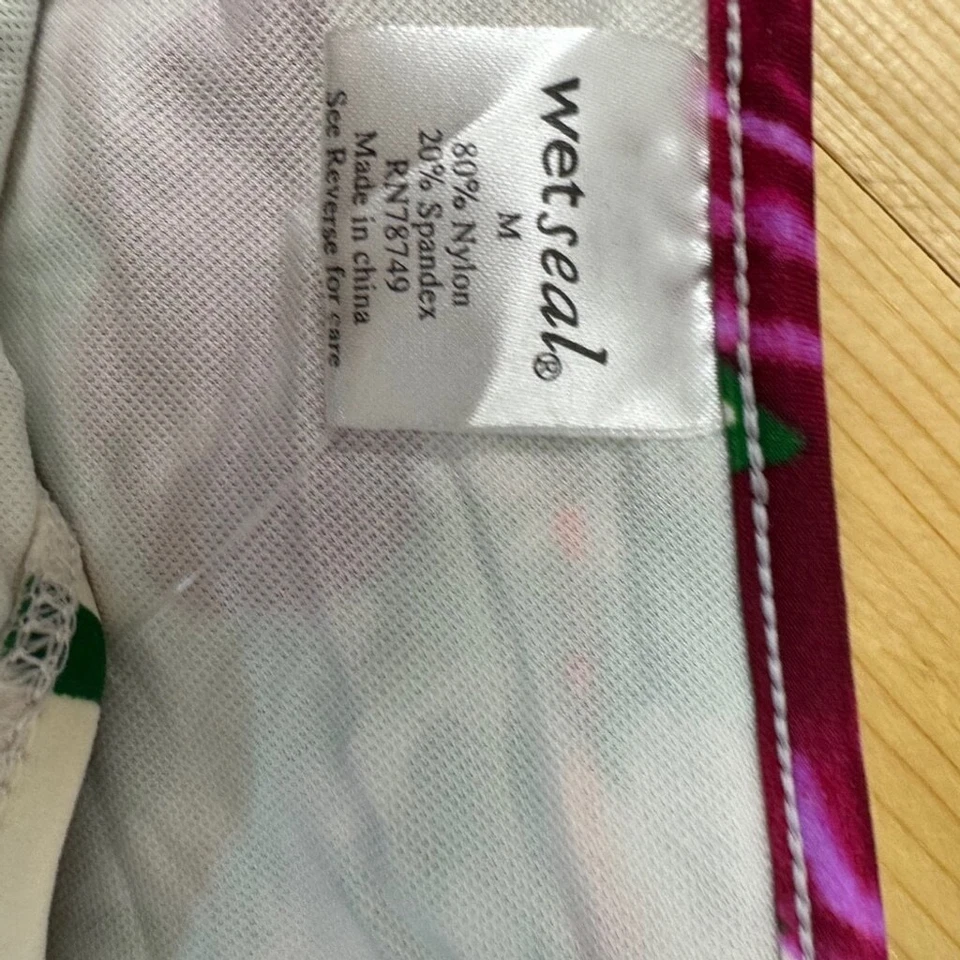 湿密封 花卉比基尼套装,带红色肩带。 全新带标签。 中号/底部小号/上衣 — 第 2/4 张图片