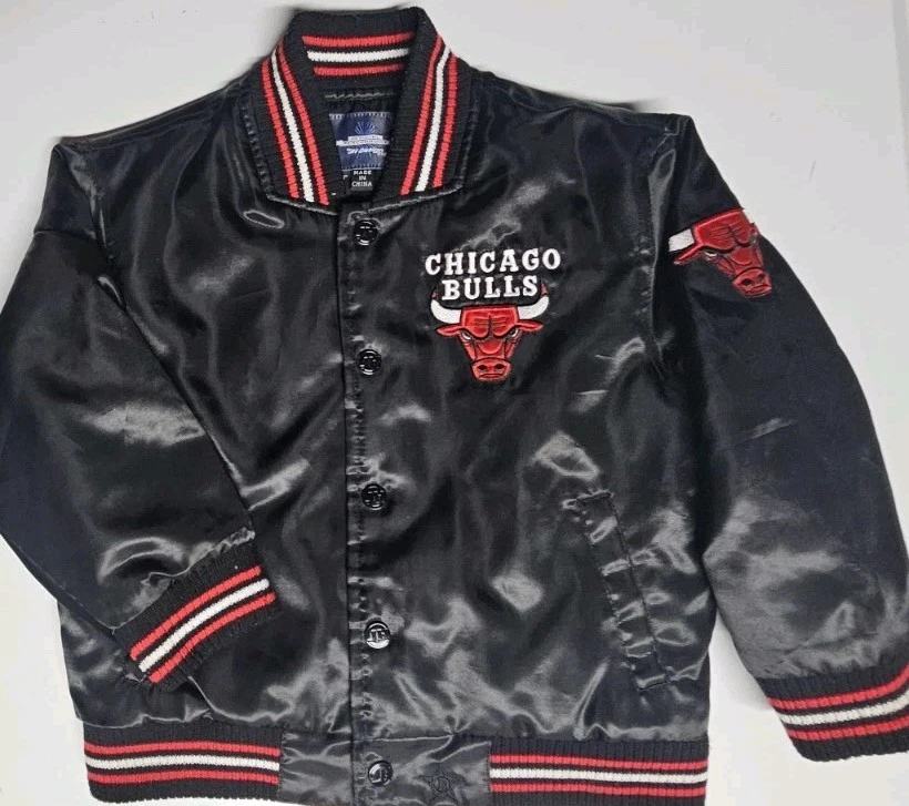 Chaqueta De Colección Chicago Bulls Diseño JH Bordada Negra Satén Juvenil Talla 4T Usada en Excelente Condición Foto 2 de 4
