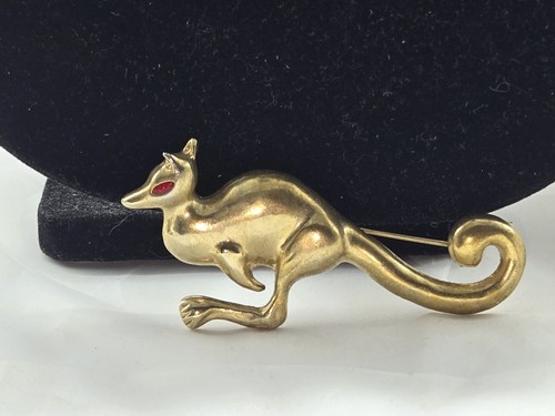 Vintage Brooch Pin Goldtone Jumping Kangaroo With Red Rhinestone Eye Unsigned - Afbeelding 2 van 3