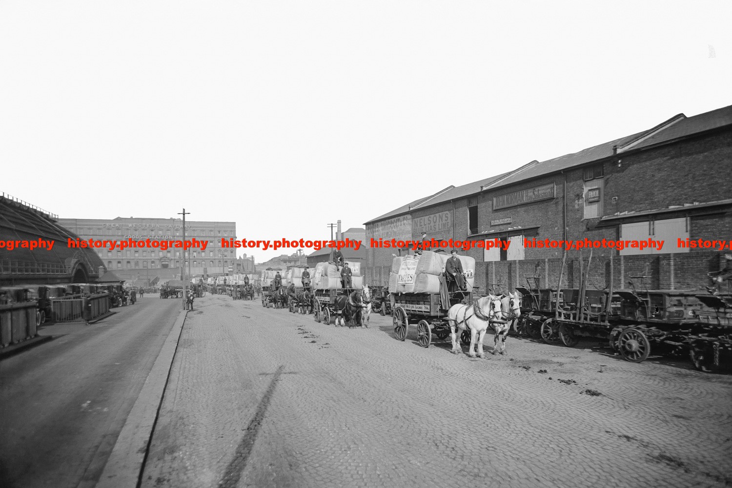 F022070 Horse drawn carts at Paddington goods depot London Great Britain 1923