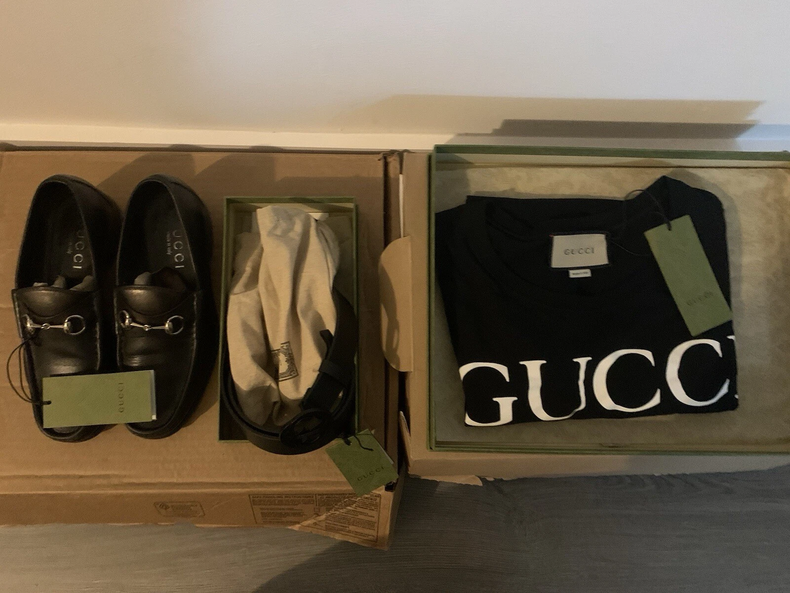 Ensemble vêtements Gucci   chemise (noir, taille small), ceinture (taille 37), mocassin homme taille 9