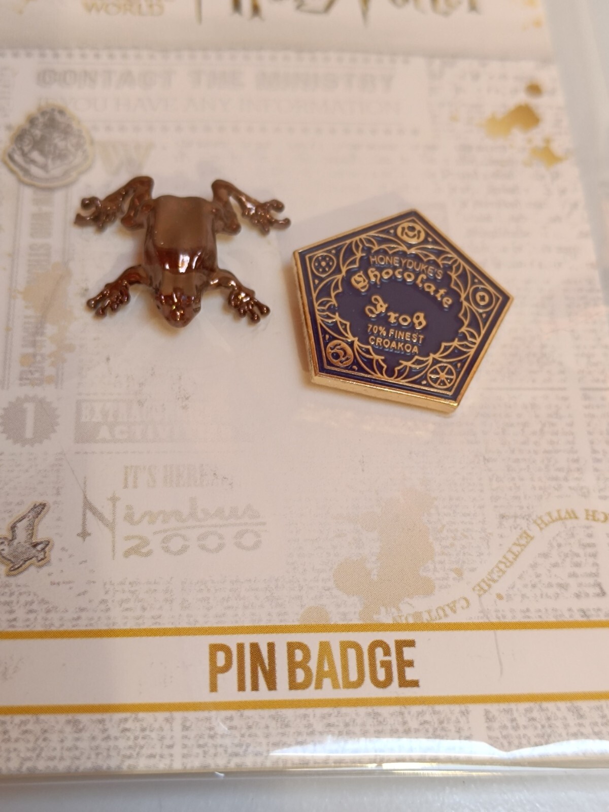 Thumbnail - The Carat Shop Pin Badge Harry Potter Chocolate Frog