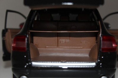 Maisto Porsche Cayenne Base 1:18 Diecast Model SUV Black Brown
