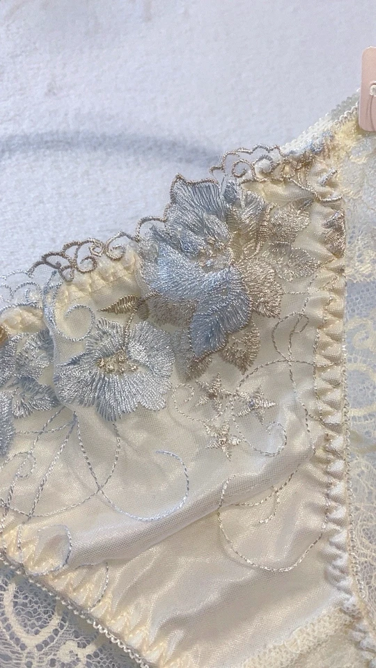 Женские кружевные трусики с низкой талией японского бренда US-S/JP-M с цветочной вышивкой - Изображение 3 из 4