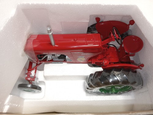 1/16 Spec Cast OLIVER XO-121 Experimental Tractor, 2006 Iowa FFA Special Edition - Picture 4 of 11