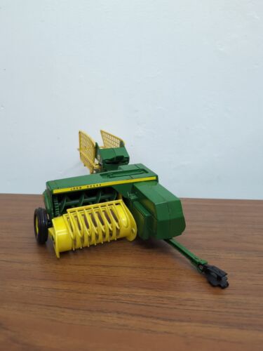 1/16 Ertl Farm Toy John Deere Square Baler With Black Hitch - Picture 2 of 4