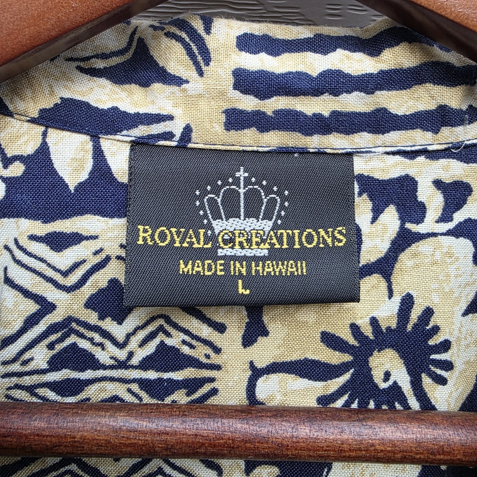 Royal Creations Hawaiian Shirt Men L Beige Blue Batik Floral Aloha Made in Hawai
Opens in a new wind