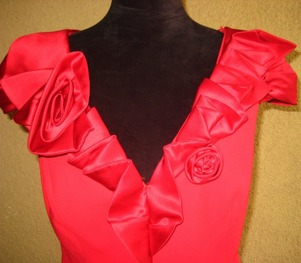 Vestido de cóctel Carmen Marc Valvo rojo seda mangas gorra cuello en V funda ajustada 10 Foto 3 de 4