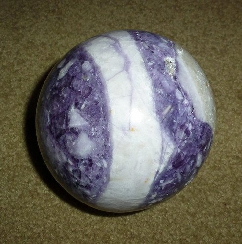 Grande sfera di roccia viola lucido fluorite e pietra preziosa bianca 4 1/2" fatta a mano negli Stati Uniti - Foto 4 di 10