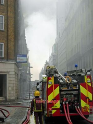 FOTO FEUERWEHR IN SHOREDITCH EIN FEUERWEHRMANN SIEHT ALS BÜROGEBÄUDE AN