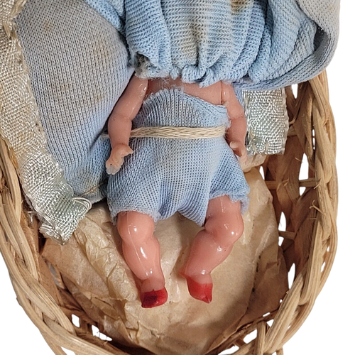 Muñeca bebé alemana miniatura vintage de plástico en cesta tejida casa de muñecas - Imagen 6 de 7