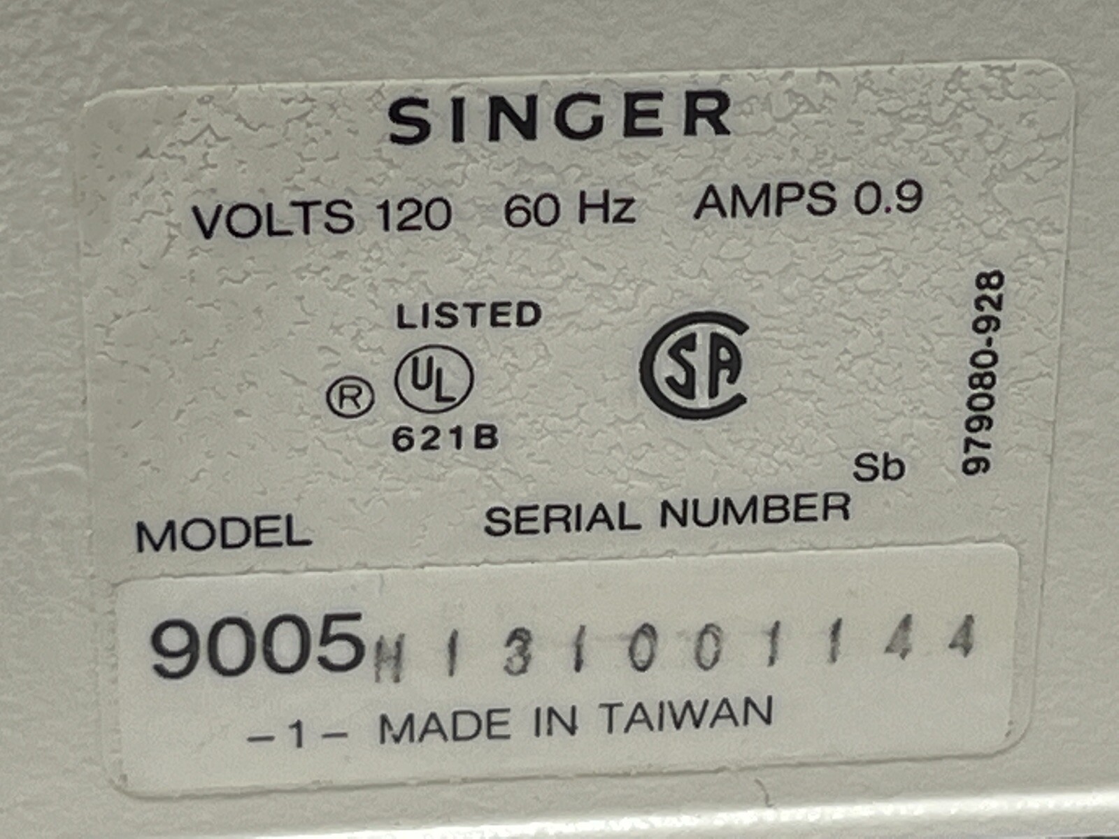 Singer Model 9005 8Pattern Domestic Sewing Machine w/ Pedal & Case