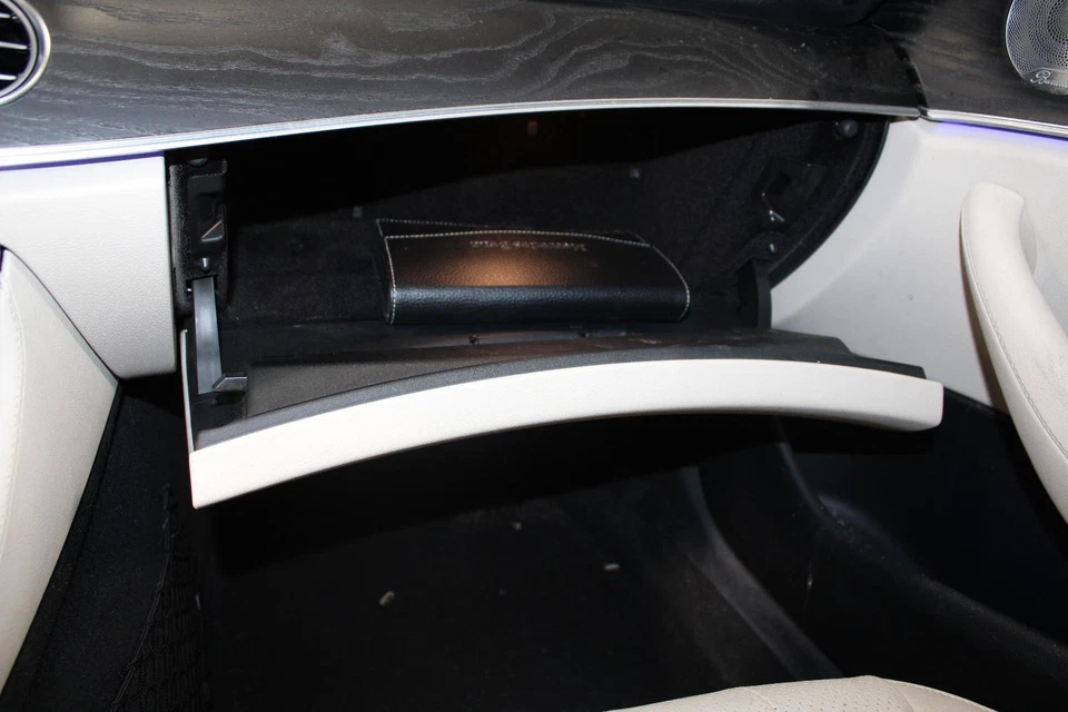 Guantera usada se adapta a: Mercedes-Benz Mercedes Clase E 2017 grado A Foto 2 de 4