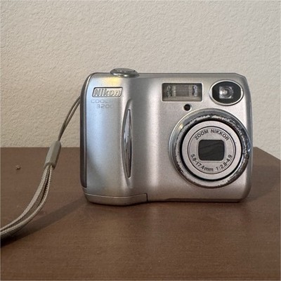 Nikon COOLPIX 3200 コンパクトデジタルカメラ 本体 Nikon COOLPIX 3200 Compact Digital Camera 3.2MP 3x Zoom Built-in