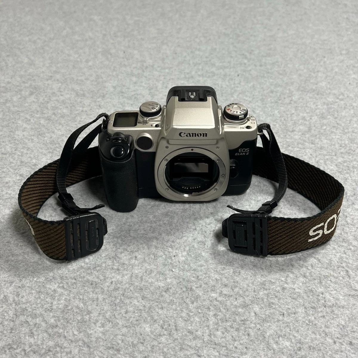 Canon EOS ELAN 7E - Kit de cámara SLR de 35 mm con lente AF Zoom, flash integrado y película