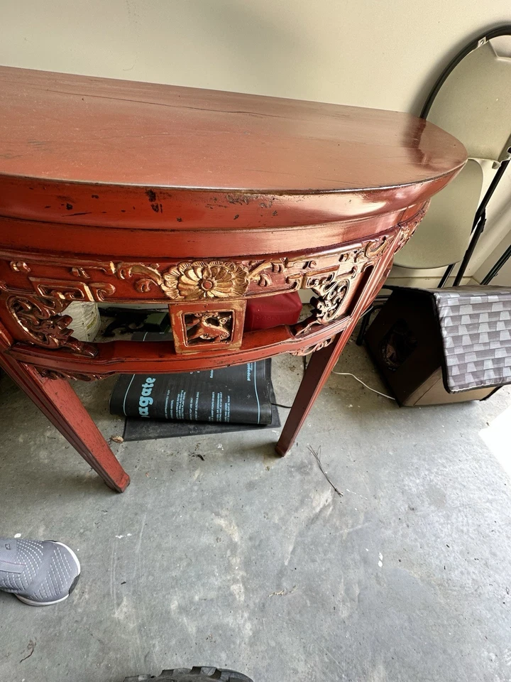 Mesa consola vintage china de laca roja Demi-Lune - tallada a mano y detalle dorado Foto 2 de 4