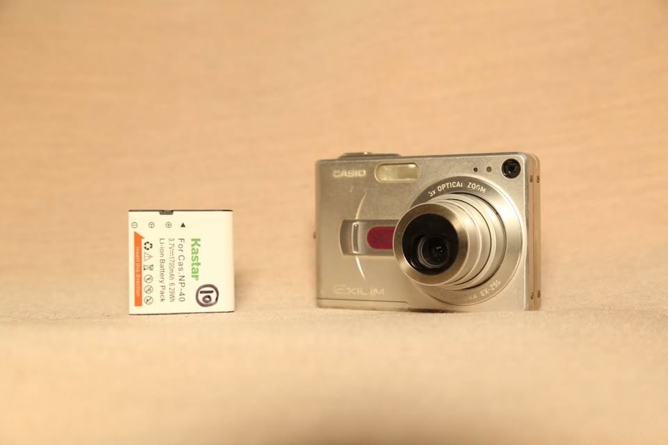 収納ケース付き デジカメ CCD casio exilm ex-z50 CASIO Exilim EX-Z50 Silver 5.0MP Digital Camera - Newegg.com