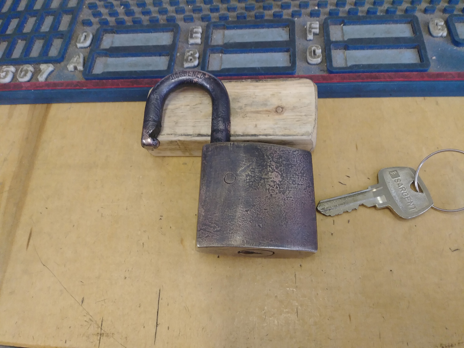 antique/vintage sargent padlock  new key padlock all original