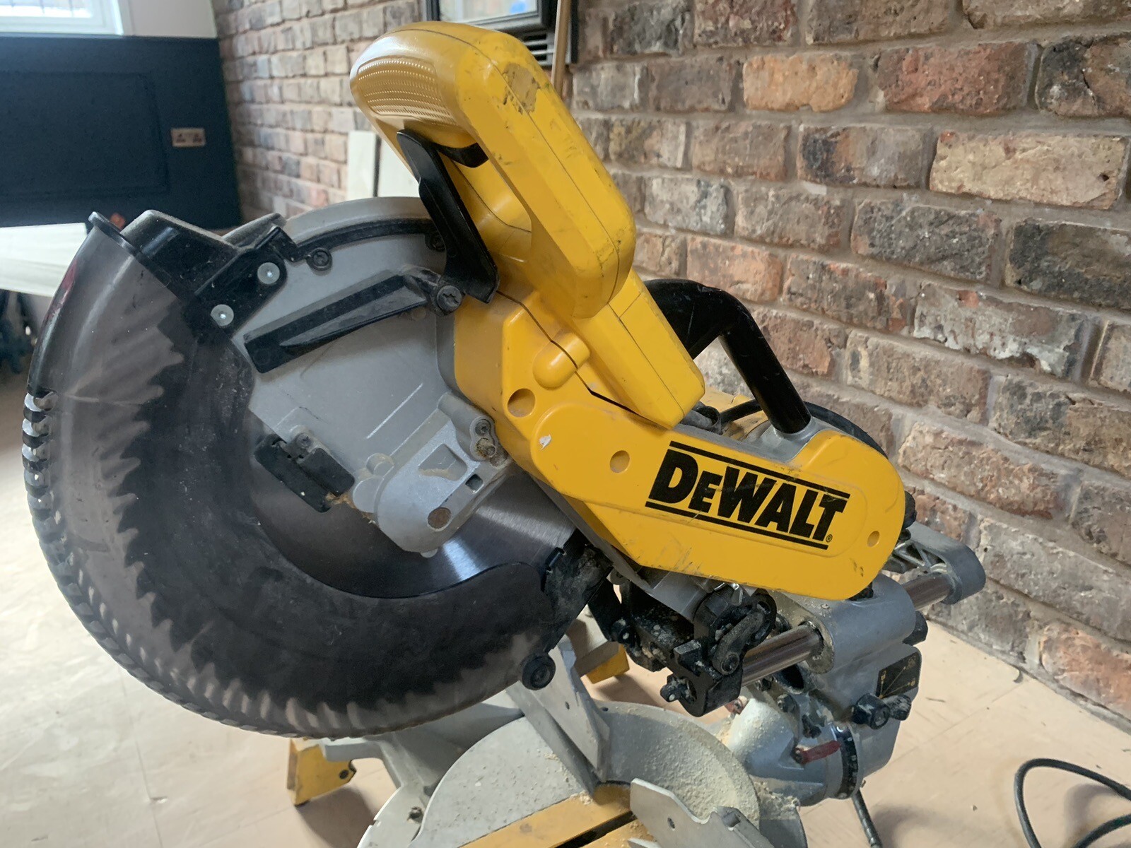 DEWALT DW718Lx 115V 305MM Sliding Bevel Compound Mitre Saw XPS Chopsaw