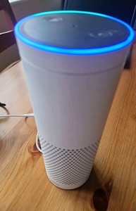 Amazon Alexa Echo 1. Generation Smart Lautsprecher mit Assistent in Weiß
