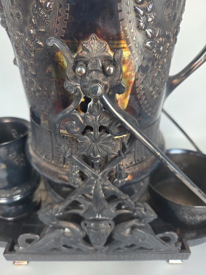 Antiguo juego de jarra de agua inclinable Rogers Smith plateado 1868 ornamentado completo Foto 4 de 4