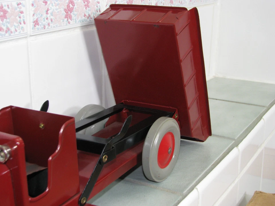 Rare Antique Restored Structo Working Dump Truck and Original Box - Image 4 of 4