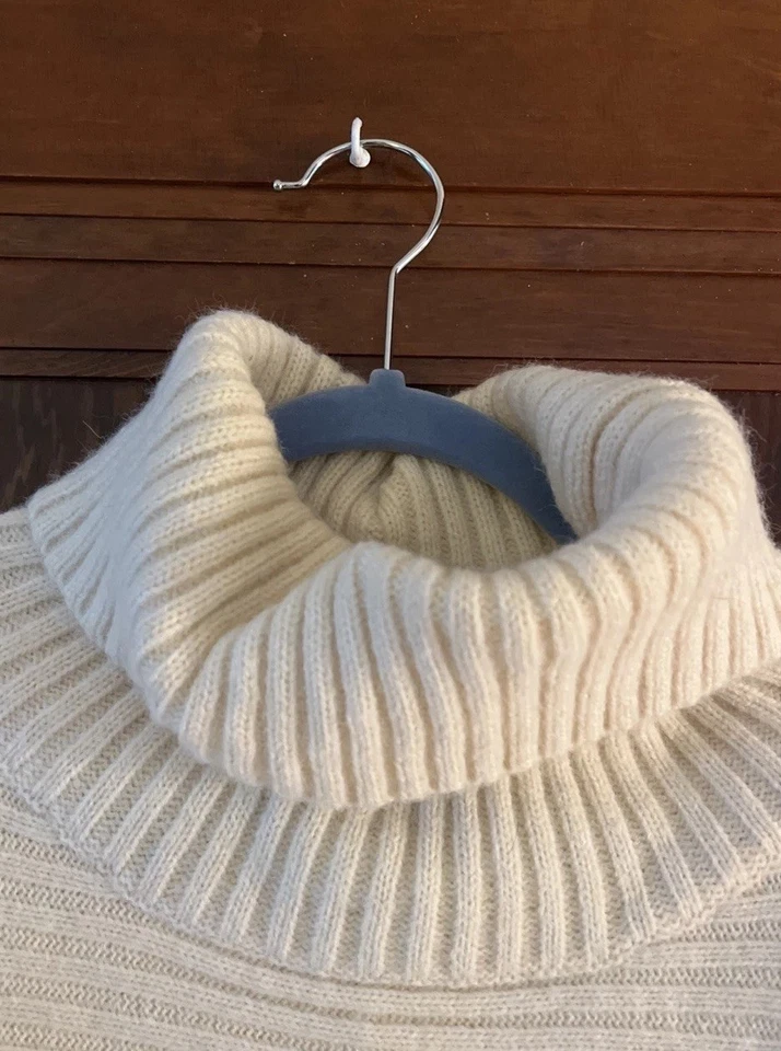 Women’s sweater Chunky Turtleneck Sweater Ivory Small Lumiere Long Sleeve - Image 4 of 4