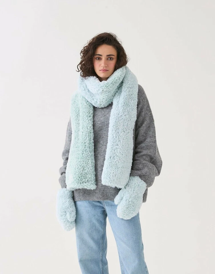 Sirdar Fluffy Scarf & Mittens knitting pattern Soft Alpine fur effect yarn 10816 - Image 3 of 4