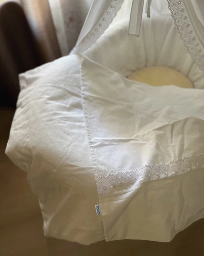 Culla In Vimini Con Baldacchino, Struttura In Legno E Ruote E Tessile Incluso - Immagine 3 di 4