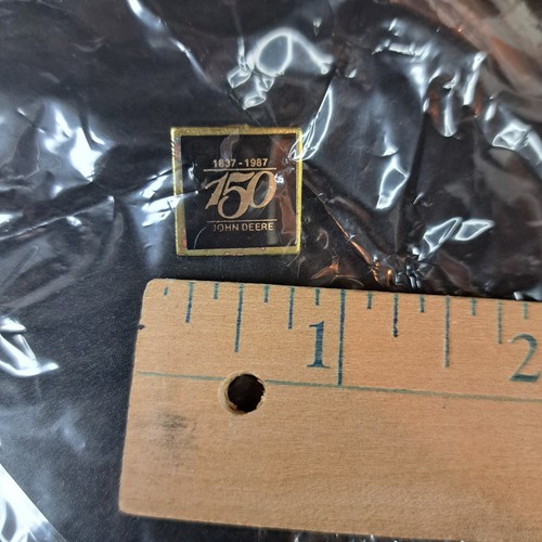 Spilla cappello o bavero vintage JOHN DEERE originale sigillata 150 anni - Foto 4 di 4